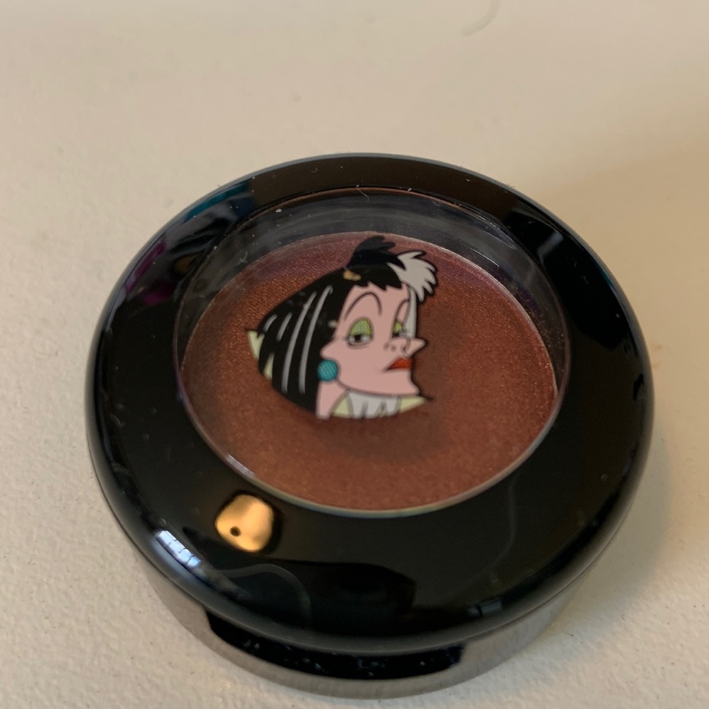 Limited Edition MAC Veluxe Pearl eyeshadow in De-Vil